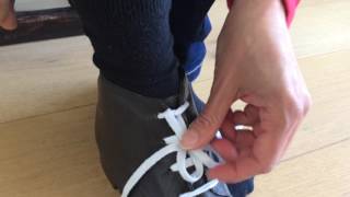 Comment lacer ses chaussures dune seule main [upl. by Akimed]