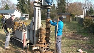 Brunnen bohren mit fahrbarer Bohrmaschine Teil 1 portable water well drilling machine in action [upl. by Bucher17]