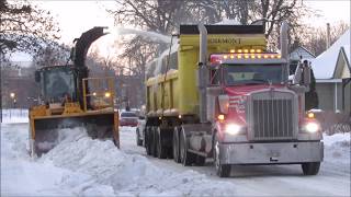 Opération de déneigement à Montréal [upl. by Madda113]